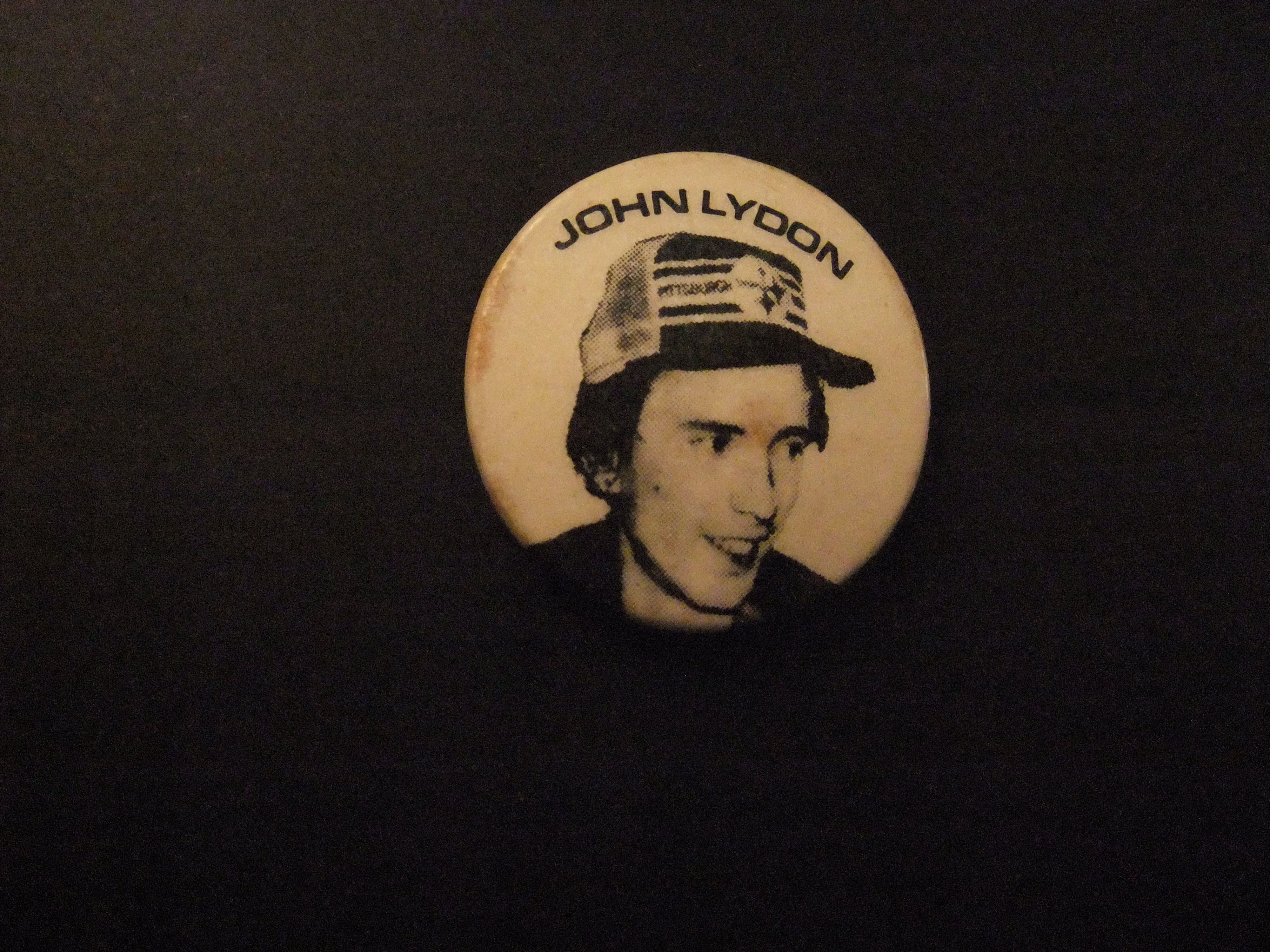 John Lydon zanger van de Sex Pistols met pet